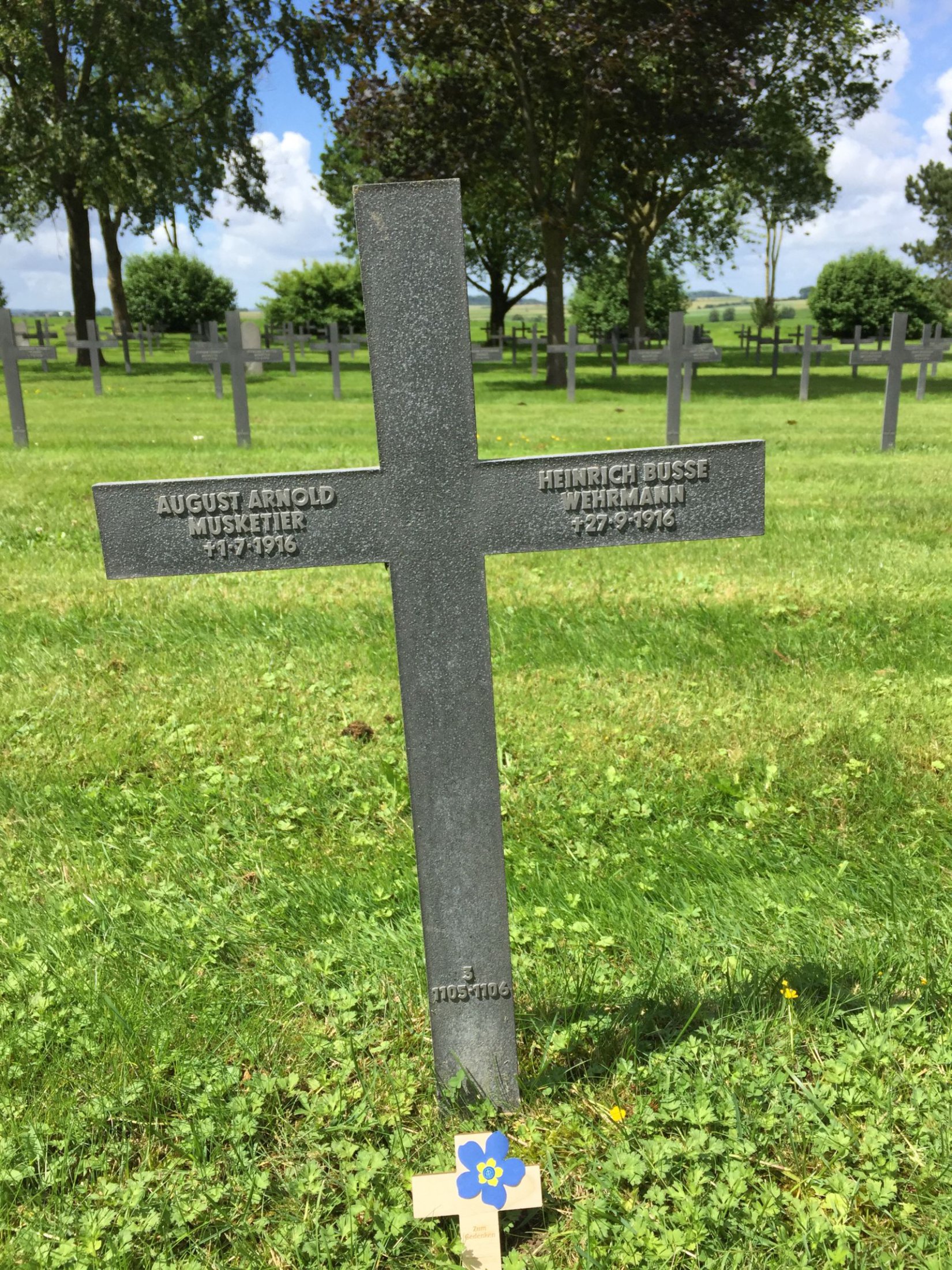 Grab des Düsseldorfer Soldaten August Arnold in Neuville - St. Vaast