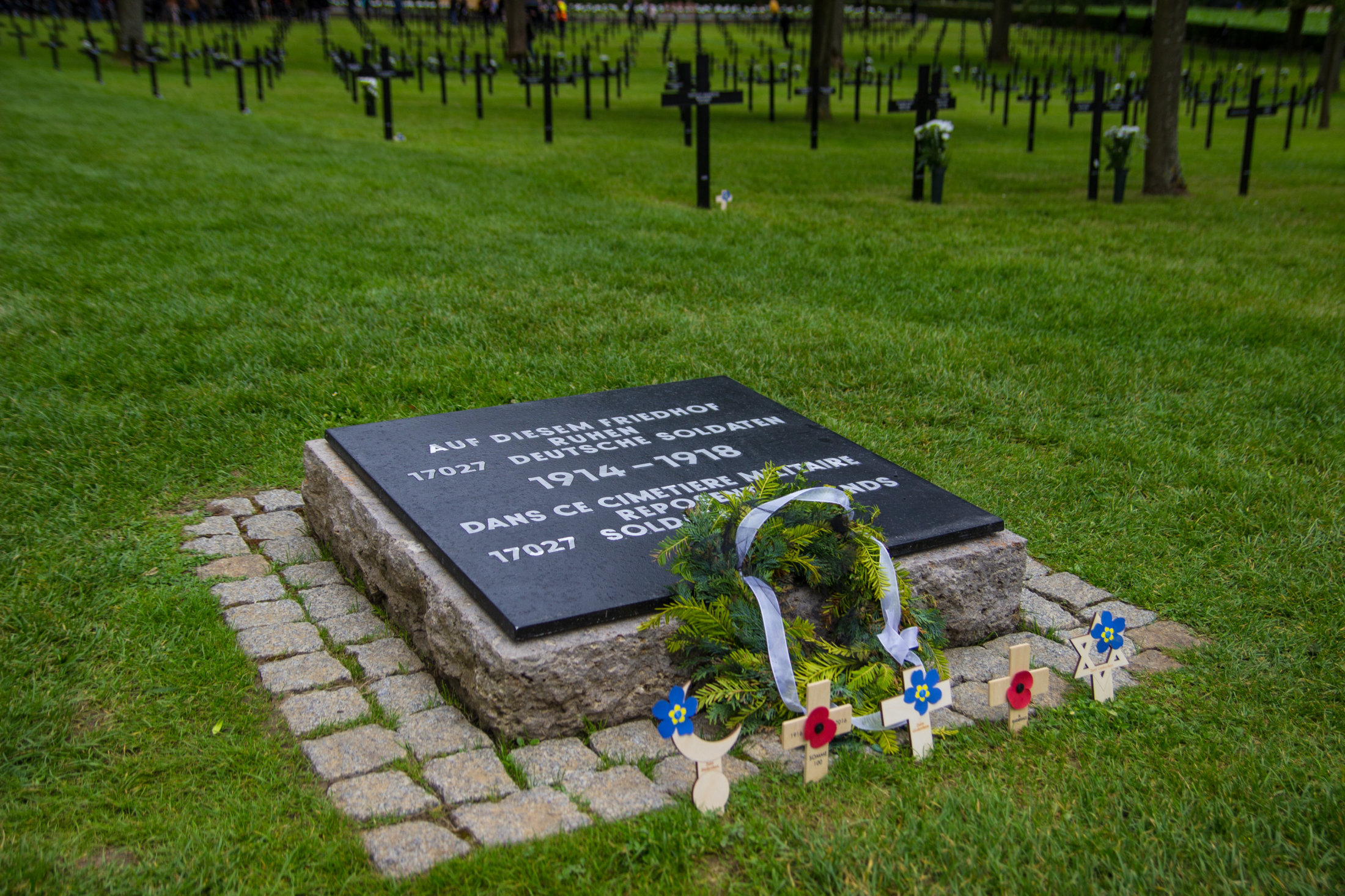Gedenktafel am Friedhofseingang Fricourt