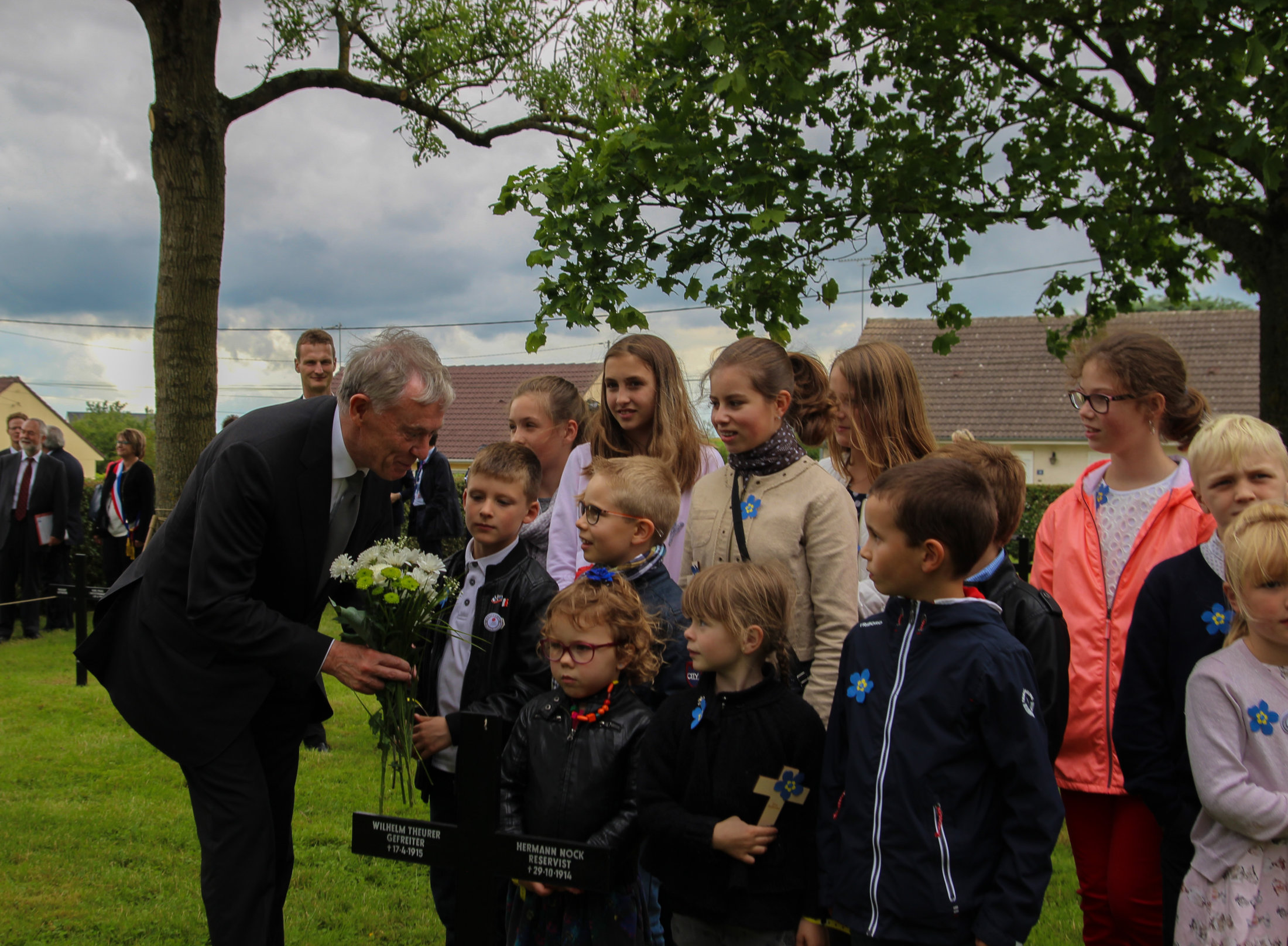 Bundespräsident a.D. Horst Köhler legt mit Kindern aus Fricout Blumen nieder