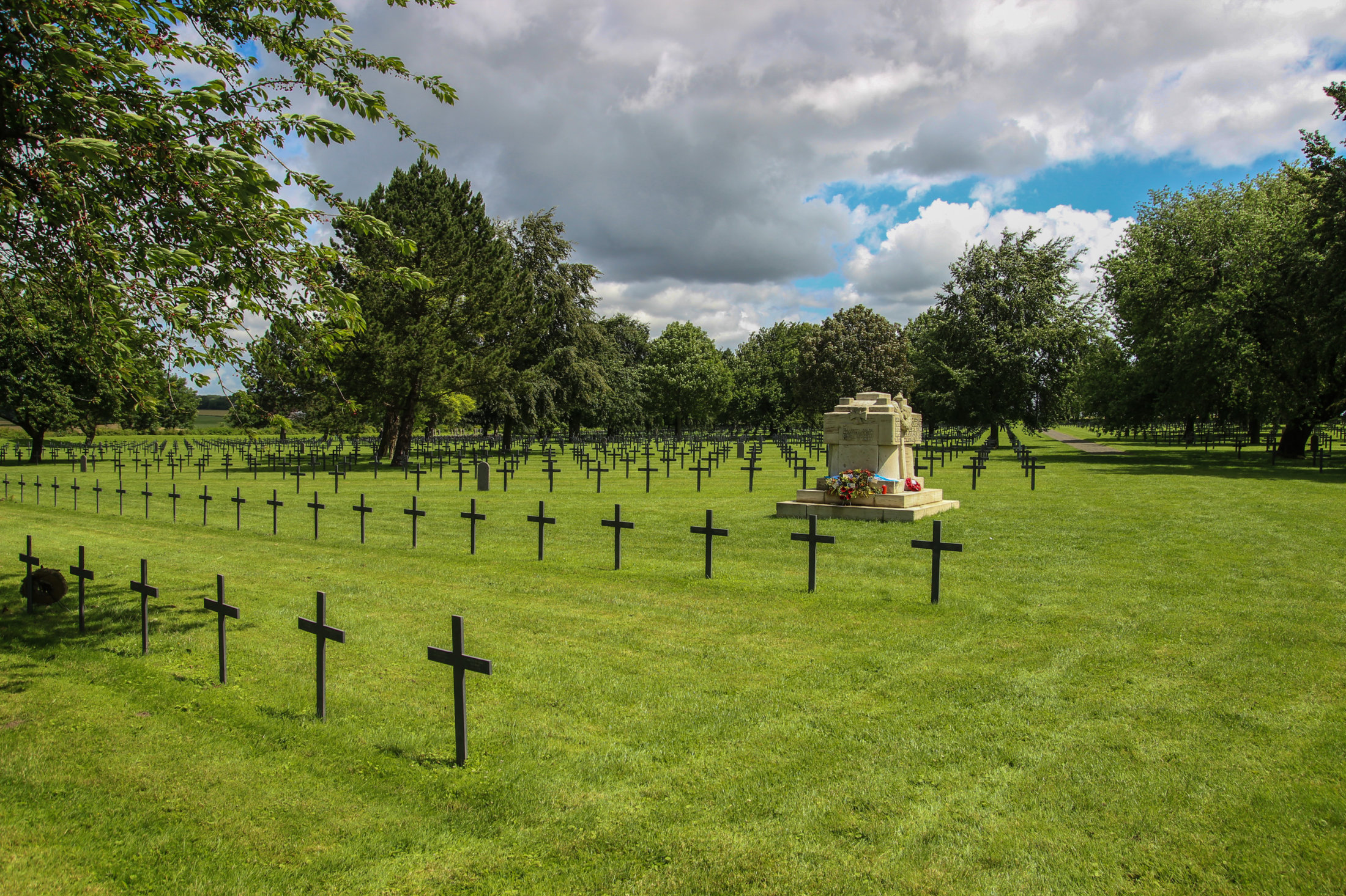Friedhof Neuville-St. Vaast mit Gedenkquader