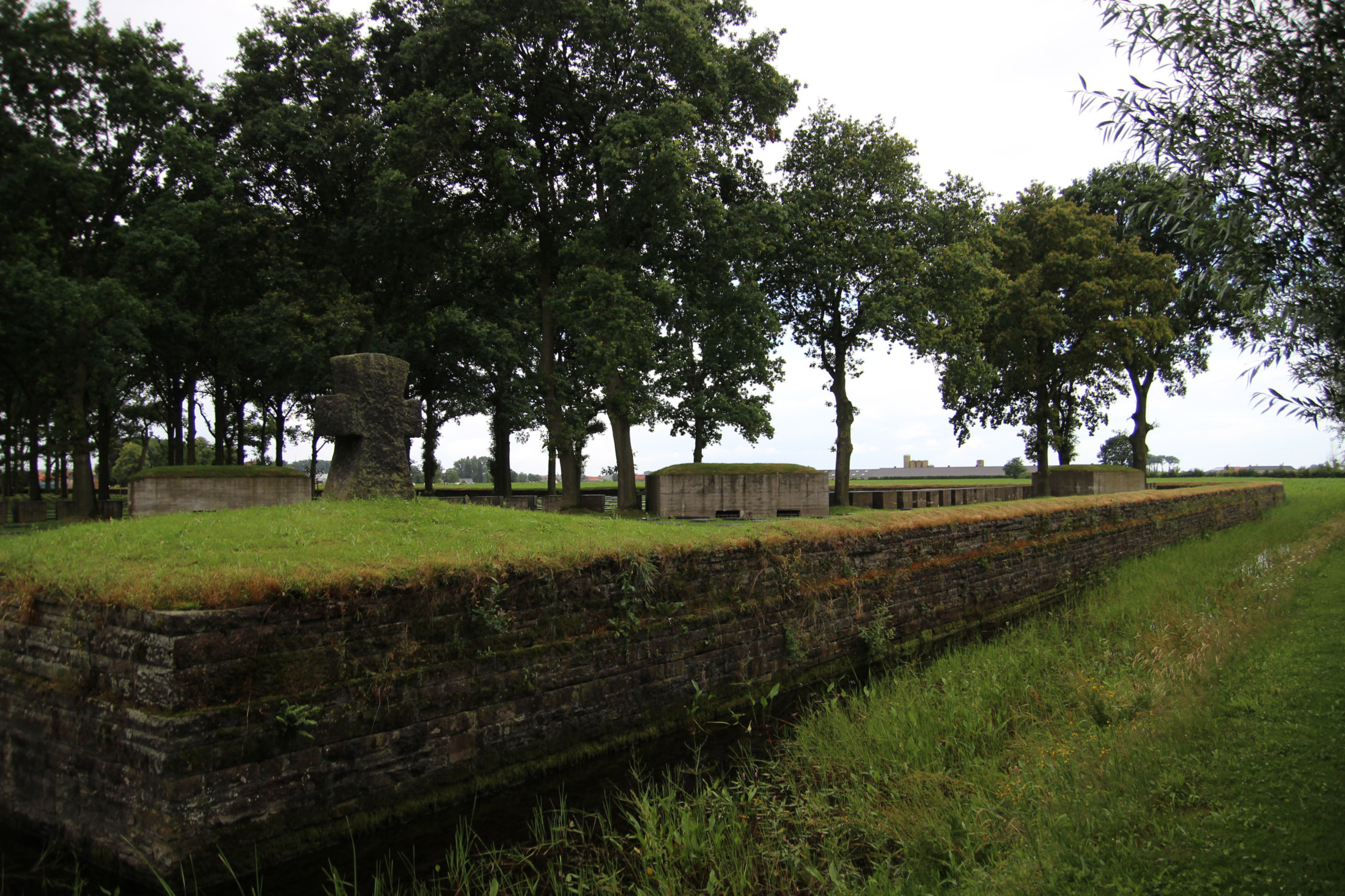 Außenmauer Friedhof Langemarck