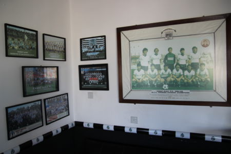 Fotowand im Vereinsheim von Rabat Ajax