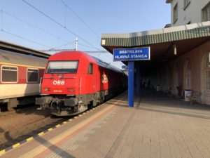 Zug im Bahnhof Bratislava